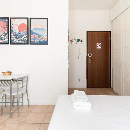 Guesthost - Step Into - Tortona District Appartamento *