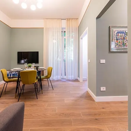 Luxury 10 Minutes From Duomo Апартаменты