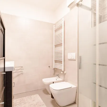 Guesthost - Bonola M1 Balcony *