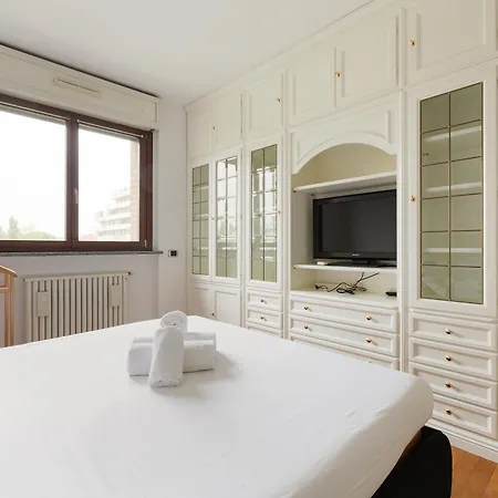 Guesthost- Universita Bocconi Terrace Apartment