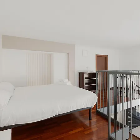Daire Guesthost - M5 Istria & Marche Roomy Lofted Milano