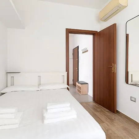 Guesthost - Bright With Parking Apartman