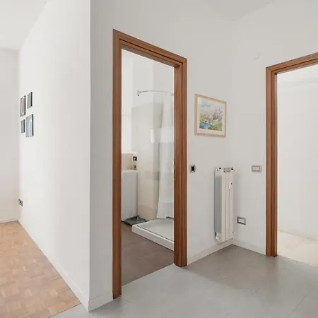 Guesthost - Bright With Parking Apartman *