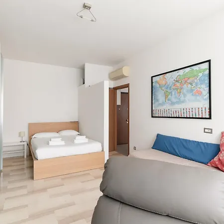 Guesthost - Bright With Parking Apartman Milánó