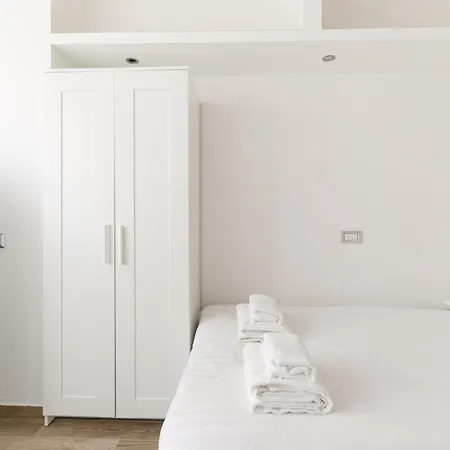 Guesthost - Bright With Parking * Milano