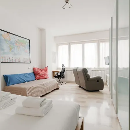 Guesthost - Bright With Parking Apartman