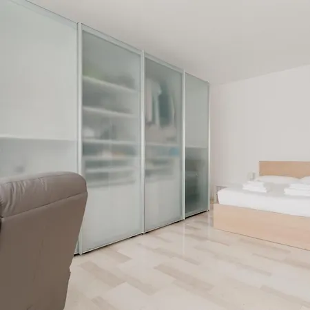 Guesthost - Bright With Parking Apartman *