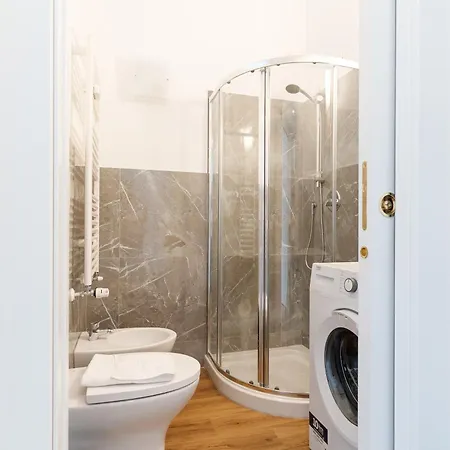 Guesthost - Varesina - شقة *