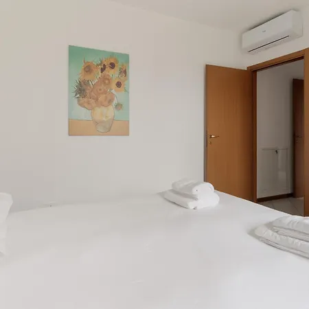 Guesthost - Bright With Garden *