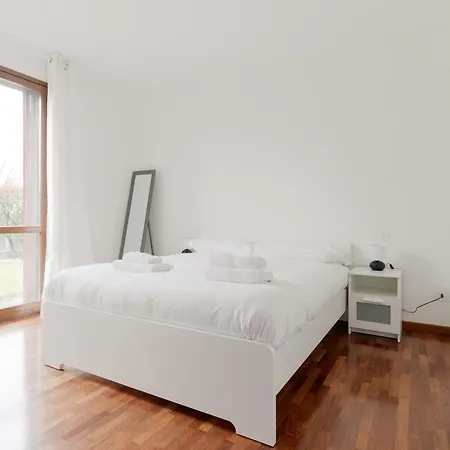 Guesthost - Bright With Garden Appartement