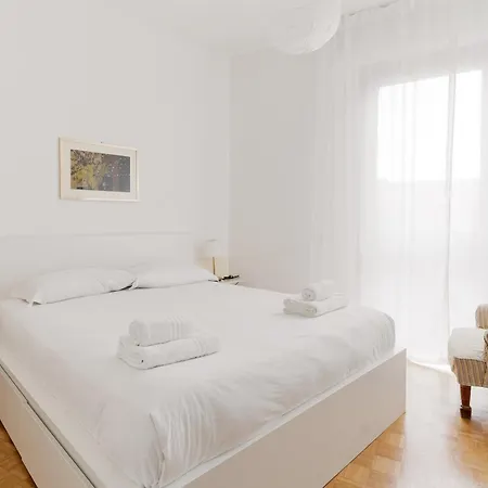 Guesthost - M4 California Bright Milano