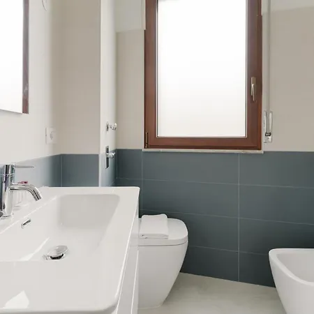 Guesthost - M4 California Bright