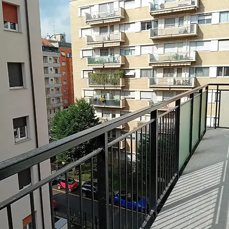 Guesthost - San Siro Modern With Balcony *