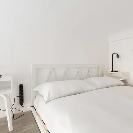 Guesthost - Cosy In The Heart Of *