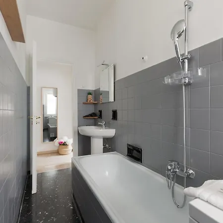 Guesthost - San Siro Modern With Balcony شقة *