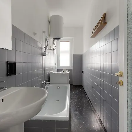 Guesthost - San Siro Modern With Balcony ميلان