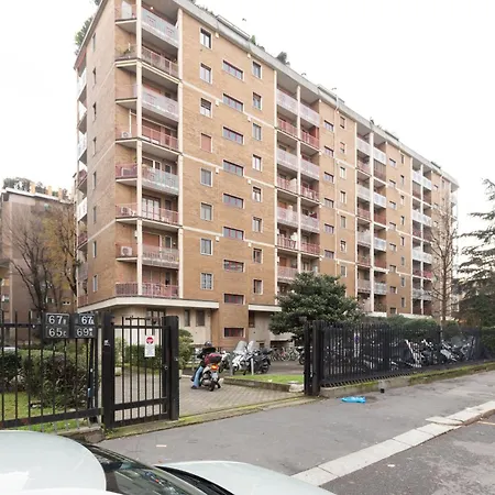 Guesthost - Savona- Navigli District Cosy With Balcony Appartement *