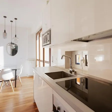 Guesthost - Modern With Balcony Near Niguarda Hospital Appartement