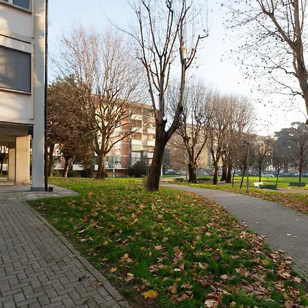 Guesthost - Modern With Balcony Near Niguarda Hospital Appartement Milaan