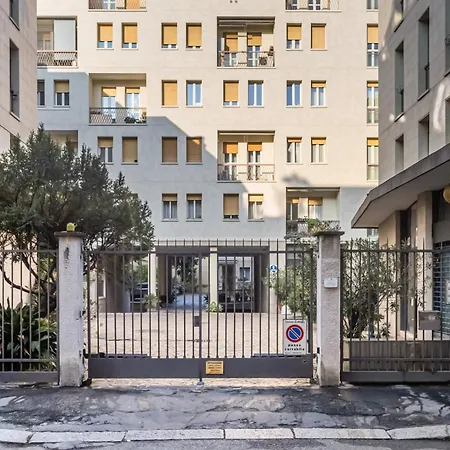 Apartment Guesthost - M3 Porta Romana Modern Two-level