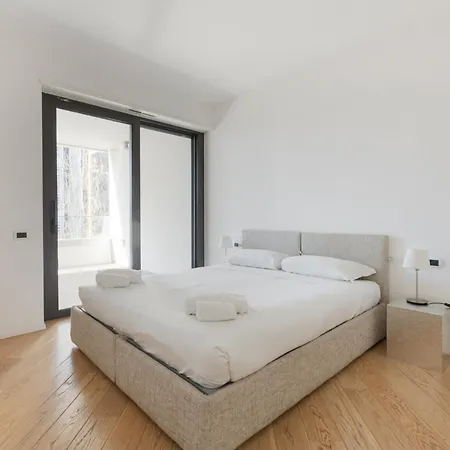 Modern With Balcony In Portello District Apartment