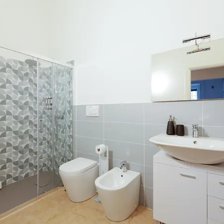 Guesthost - Modern And Cozy Near Amendola M1 Apartment