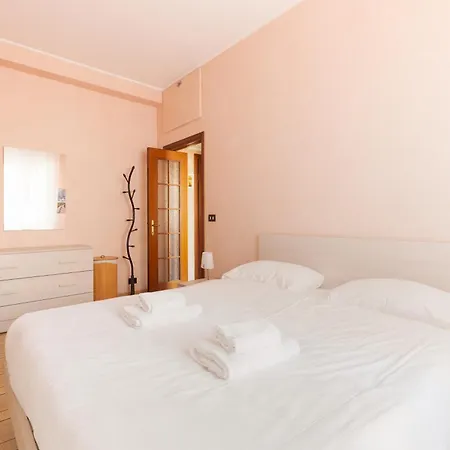 Guesthost - With Balcony- M3 Maciachini Apartment Mailand
