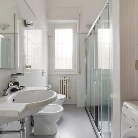 Guesthost - Gambara Balcony