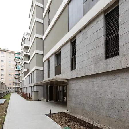 Modern With Shared Pool & * Milan