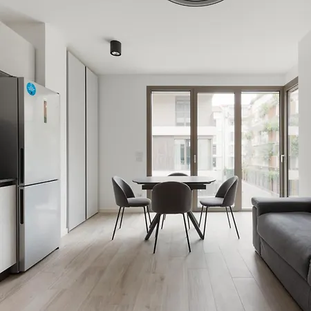Apartment Modern With Shared Pool & *