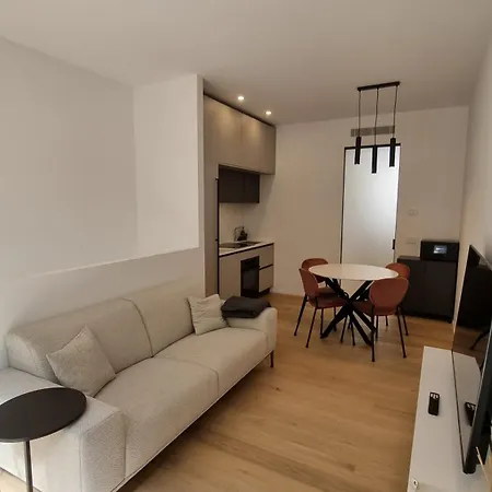 Vytalea - Trilocale Moderno Con Patio E Doppi Servizi, Vicino M4 - Modern 2-bedroom With Patio&two Bathrooms, Near Metro M4 *