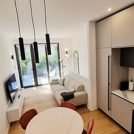 Vytalea - Trilocale Moderno Con Patio E Doppi Servizi, Vicino M4 - Modern 2-bedroom With Patio & Two Bathrooms, Near Metro M4 *