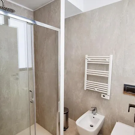 Vytalea - Trilocale Moderno Con Patio E Doppi Servizi, Vicino M4 - Modern 2-bedroom With Patio & Two Bathrooms, Near Metro M4 *