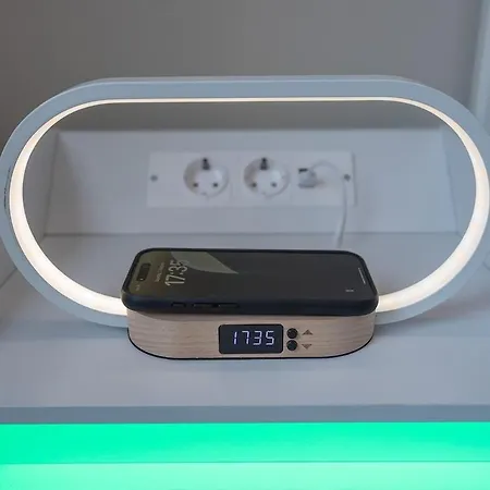 Bright & Cozy 2 Bedroom Flat 50m From M4 Stop *