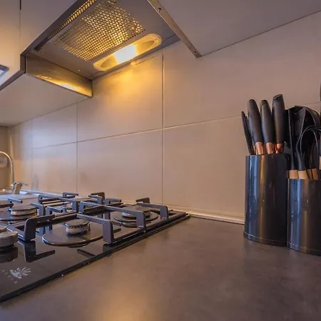 Bright & Cozy 2 Bedroom Flat 50m From M4 Stop Daire