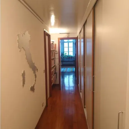 Accogliente Stanza Privata Con Bagno In Zona Duomo, Homestay szállás Milánó
