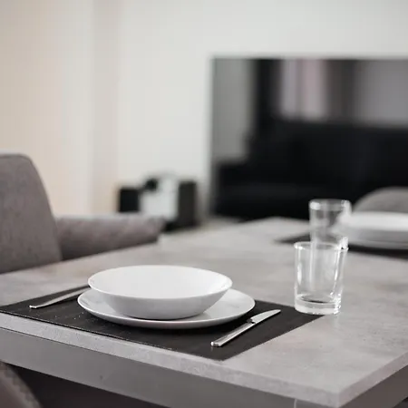 Giaxtower Gym & Pool Skyline View