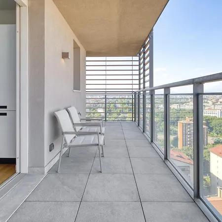 Giaxtower Gym & Pool Skyline View *