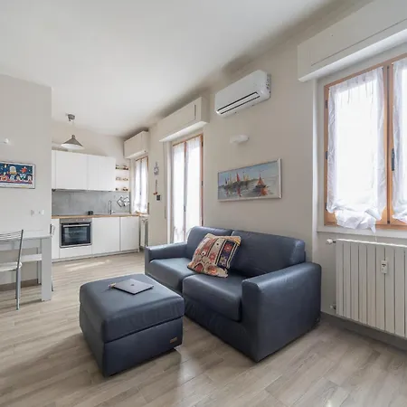 Stylish Porta Romana With Terrace 아파트