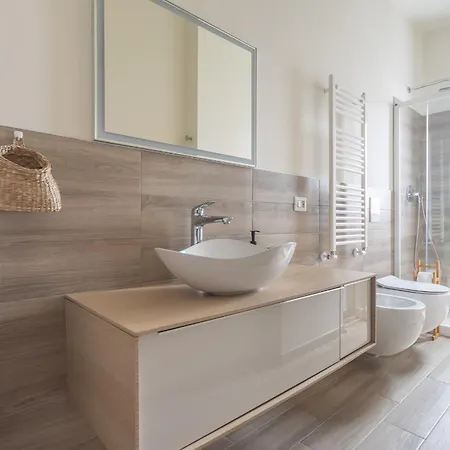 Stylish Porta Romana With Terrace 아파트 *