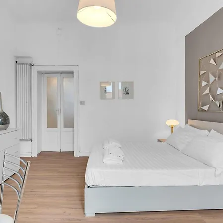 Alzaia Naviglio Grande 40 * Milan