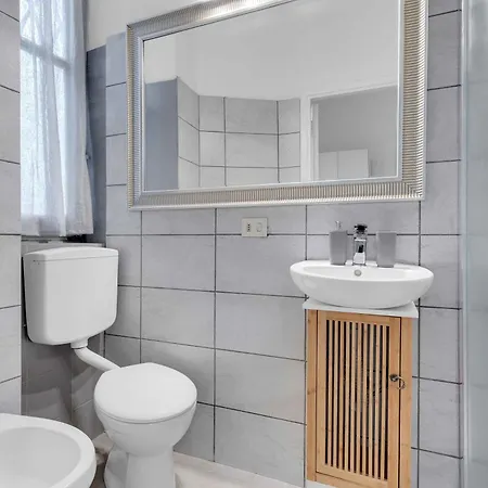 Alzaia Naviglio Grande 40 * 밀라노