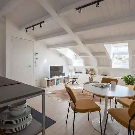 Newly Renovated Bright Penthouse Милан