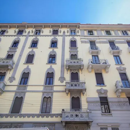 Newly Renovated Bright Penthouse Милан