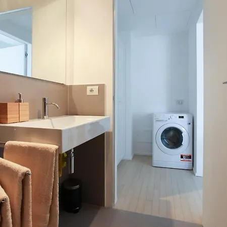 Newly Renovated Bright Penthouse Милан