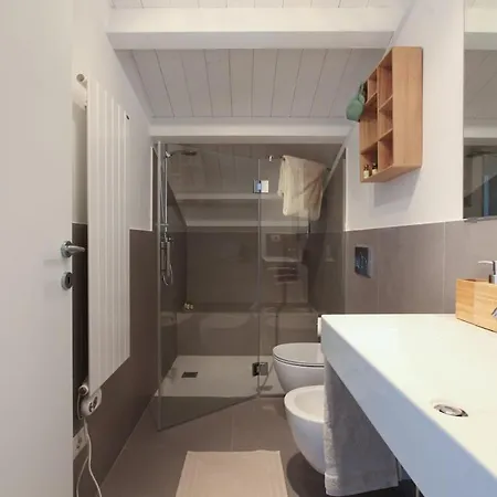 Newly Renovated Bright Penthouse Апартаменты Милан