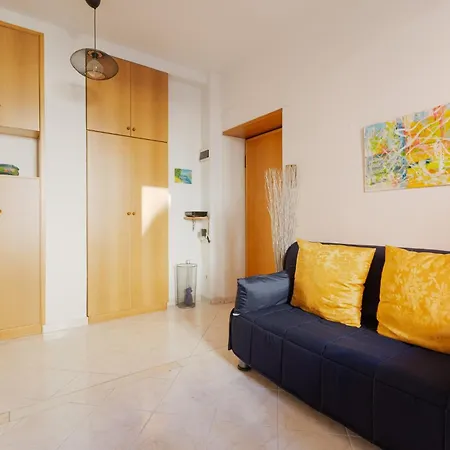 Guesthost - Yellow Charm - With Two Bedrooms In * Milano