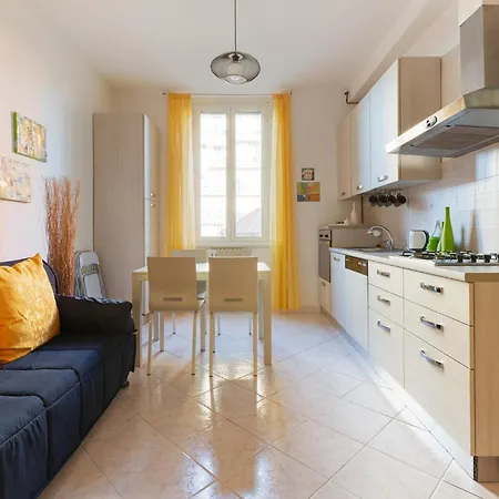 Guesthost - Yellow Charm - With Two Bedrooms In Daire Milano