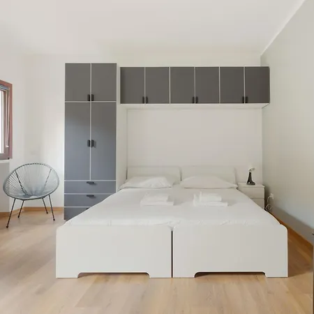 Guesthost - Bright With Balcony In * Milan