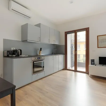 Guesthost - Bright With Balcony In Appartement Milan